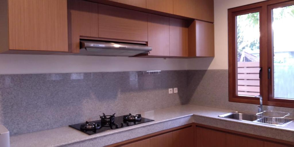 Dapur Lengkap dan Modern Villa Dharmatria Bali