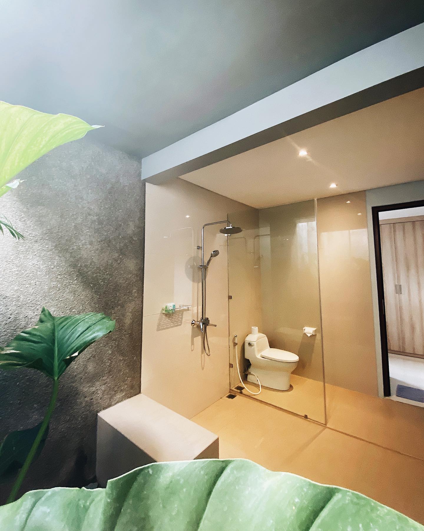 Kamar Mandi Modern Villa Dharmatria Jimbaran