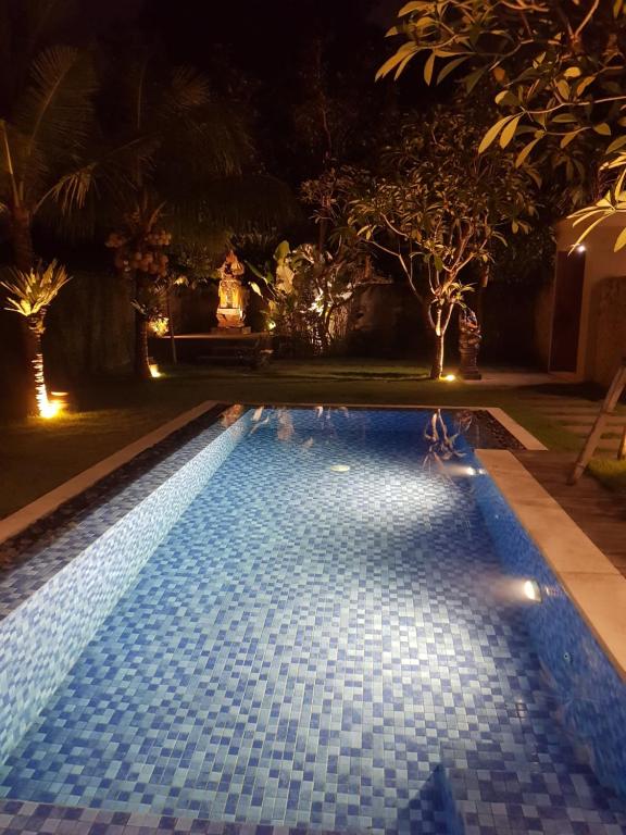 Area Kolam Renang Villa Dharmatria dengan Pemandangan