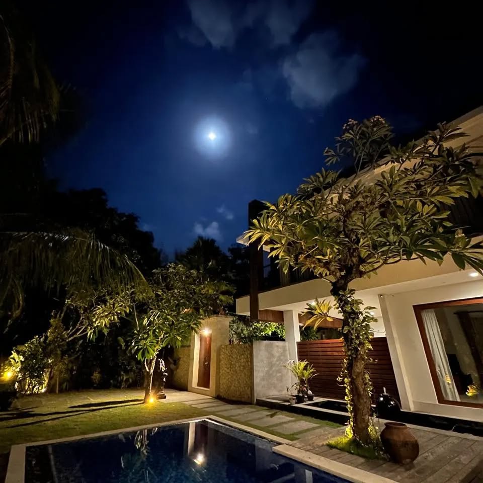Pemandangan Malam Hari dari Villa Dharmatria